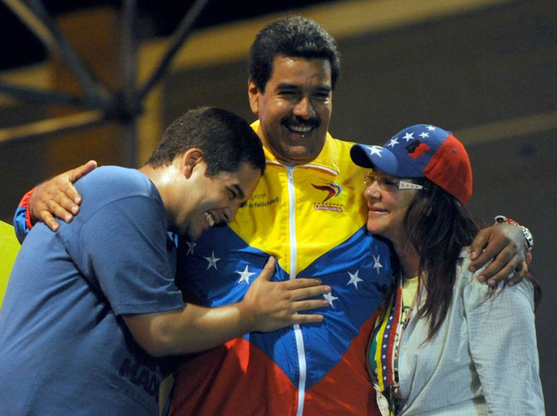 El presidente de Venezuela, Nicolás Maduro, con su hijo Nicolás y su esposa Cilia Flores en una imagen de 2013.