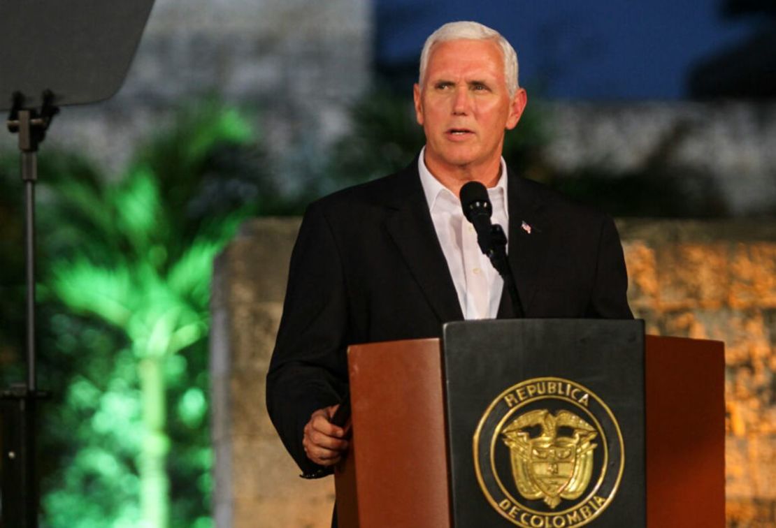 El vicepresidente de Estados Unidos Mike Pence habla durante una conferencia de prensa conjunta con el presidente de Colombia Juan Manuel Santos, en Cartagena, durante su gira latinoamericana que inició el 13 de agosto de 2017.