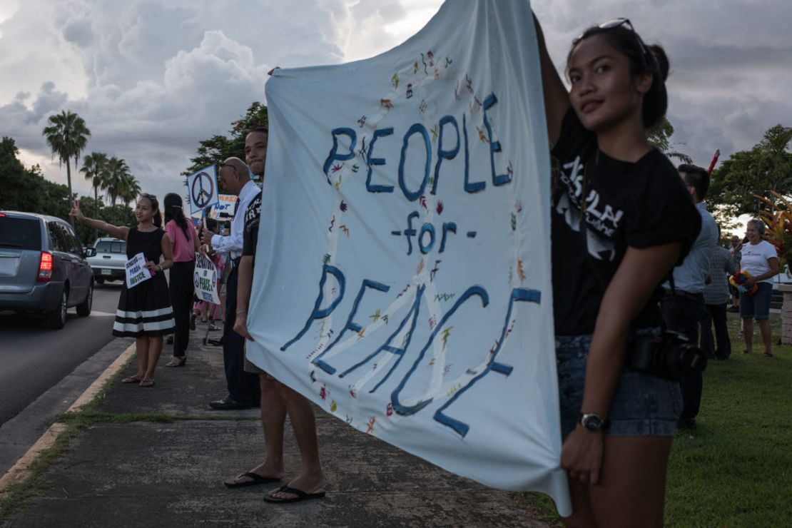 Habitantes de Guam participan en una demostración pacífica en la ciudad de Hagatña.