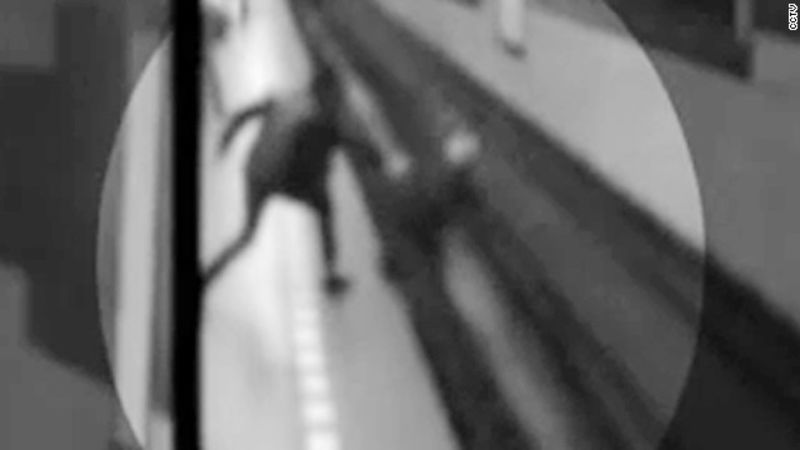 Una mujer se salva de milagro tras caer en las vías del tren | cnn