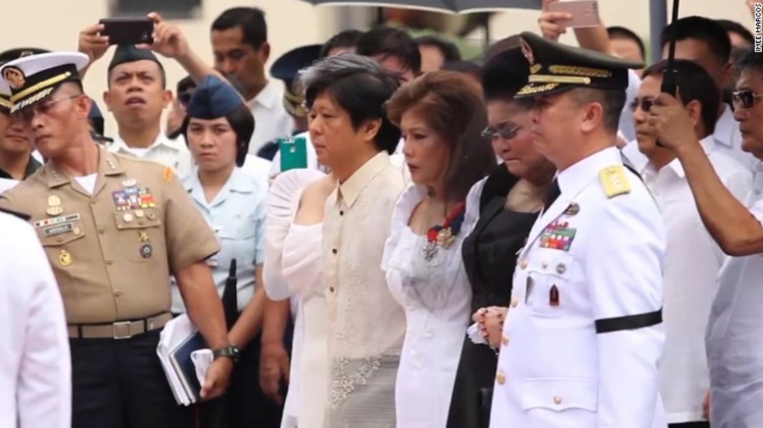 La familia de Marcos, incluyendo sus hijos Ferdinand "Bongbong" Marcos e Imee Marcos, junto a su viuda, Imelda Marcos (de negro) atienden a la ceremonia.