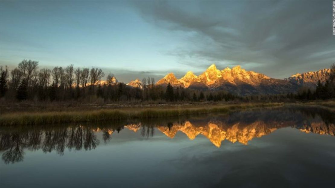 La salida del sol se refleja en el Lago Jackson en el parque nacional Grand Teton.