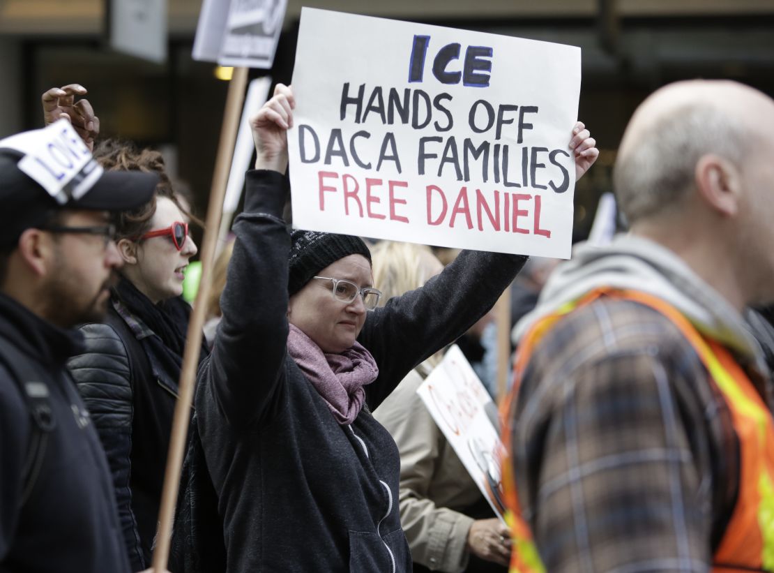 Imagen de archivo. Un grupo de personas protesta en Washington, en febrero de 2017, contra la detención de Daniel Ramírez Medina, un beneficiario de DACA, quien dijo que fue detenido con el propósito de ser expulsado de Estados Unidos.