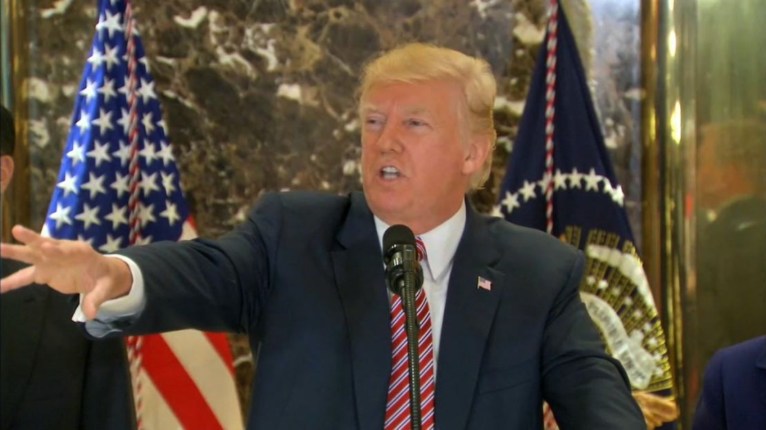 Donald Trump durante una conferencia de prensa en agosto rechazando la violencia en Charlottesville.