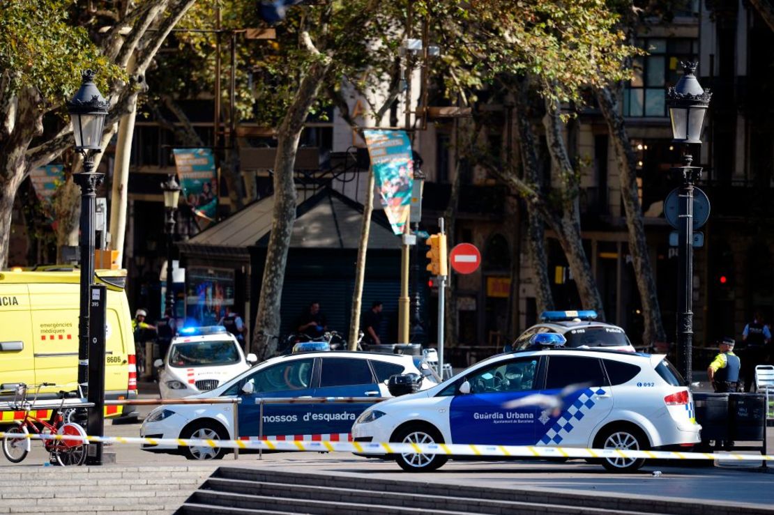 La zona del ataque en Barcelona está acordonada y las personas están siendo evacuadas.