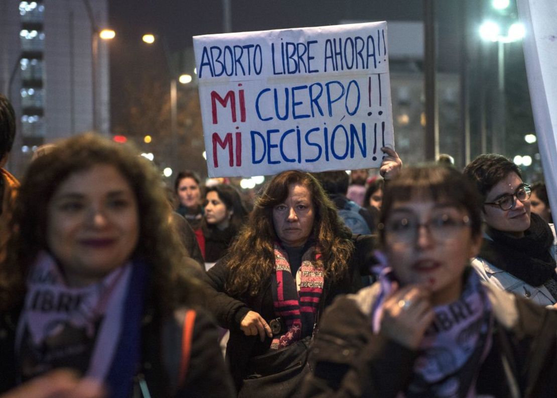 Activistas a favor del aborto levantan pancartas durante una manifestación en Santiago de Chile. El Congreso aprobó el aborto en tres causales, pero la ley es revisada por el Tribunal Constitucional por petición del partido de derecha Chile Vamos.