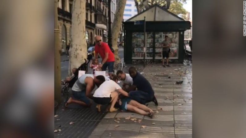 Víctimas tendidas en el suelo esperan ser atendidas por las ambulancias.