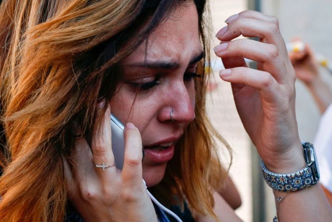 Una mujer llora mientras habla por teléfono después de que una furgoneta blanca atropellara a decenas de personas en Barcelona.