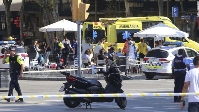 Las autoridades atienden el ataque terrorista que ocurrió en Barcelona este jueves.