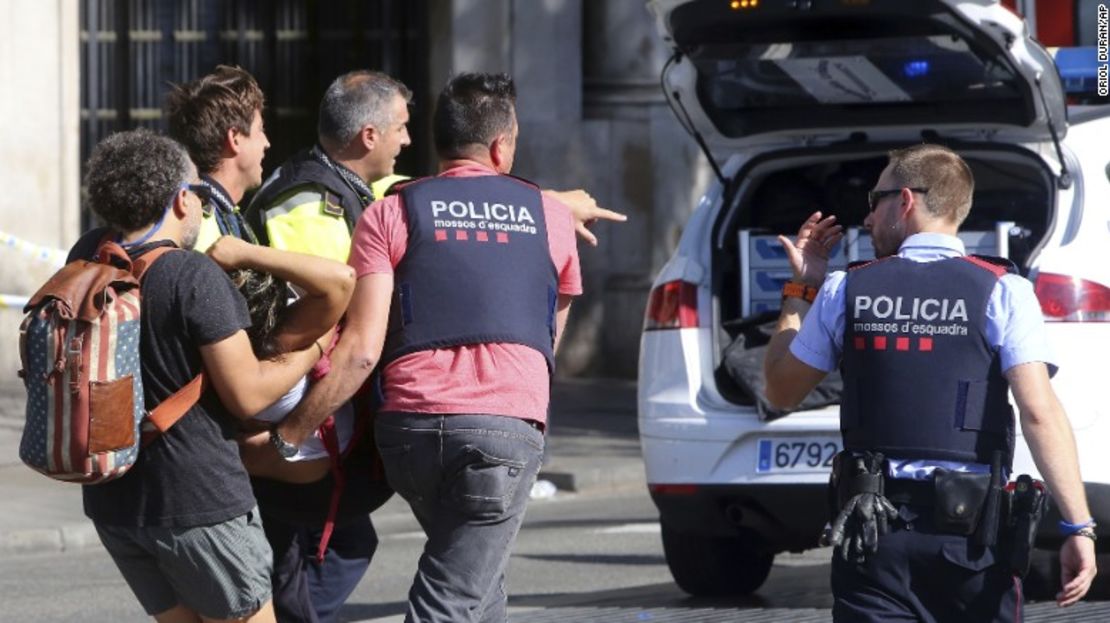 Uno de los heridos es atendido por la Policía de Barcelona en el ataque en 2017.