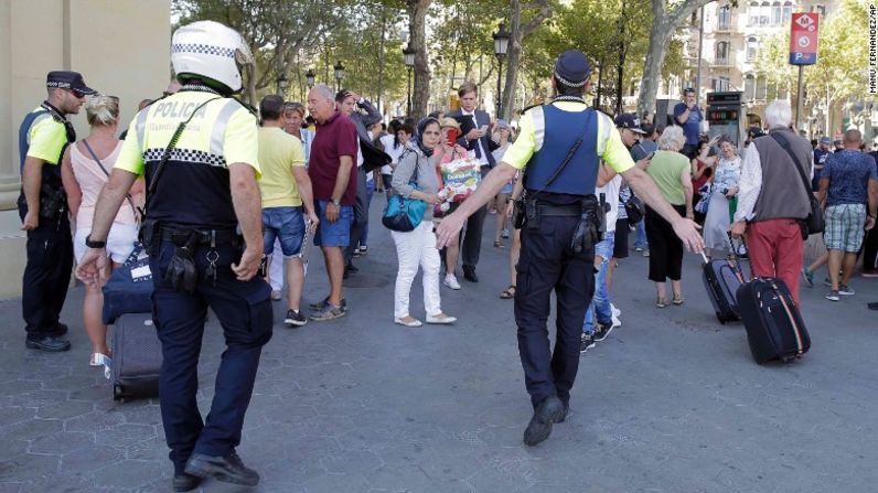 Miembros de la Policía le piden al público que evacúen el área de Las Ramblas. Esta zona es especialmente concurrida en el verano.