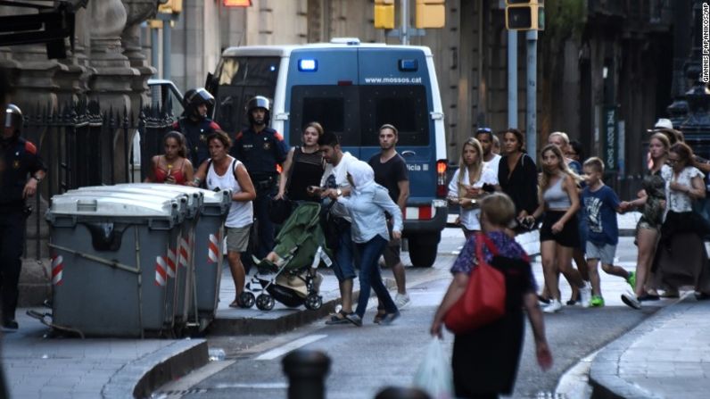 Algunas personas huyen del lugar donde ocurrió el atentado terrorista en Barcelona.