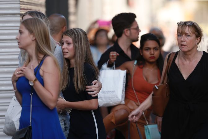 Las personas salen angustiadas de la zona que fue acordonada por la Policía, después del ataque.