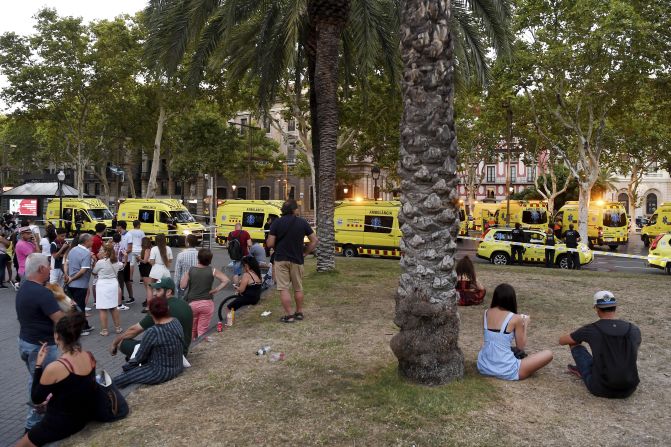 Un grupo de personas observa el lugar donde ocurrió el atentado terrorista en Barcelona.