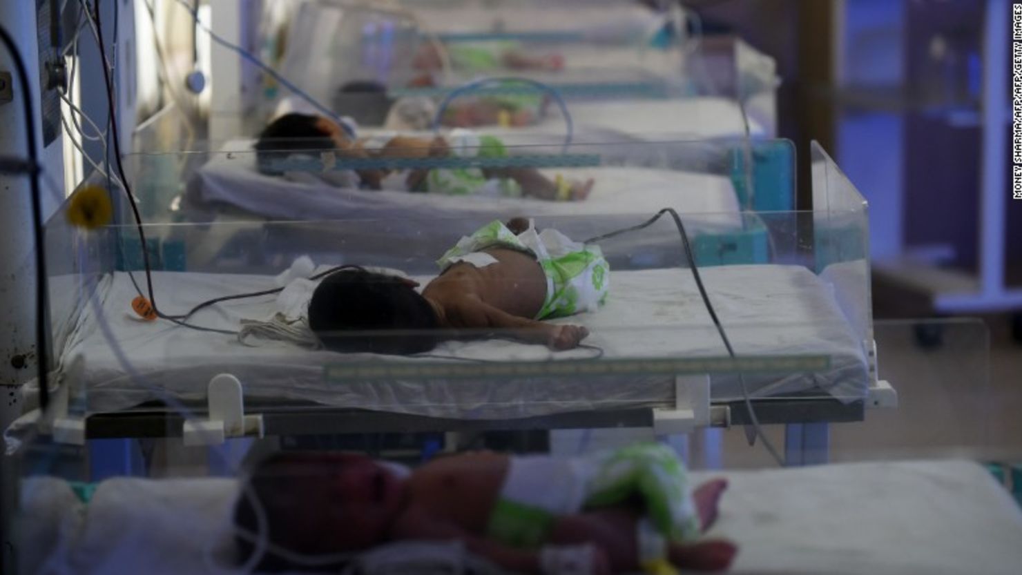 Bebés en la sala de maternidad de un hospital estatal de La India. Imagen de archivo.