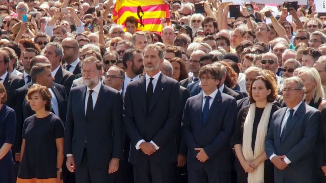 El rey Felipe VI y el jefe del gobierno español Mariano Rajoy se unieron al minuto de silencio por las víctimas.