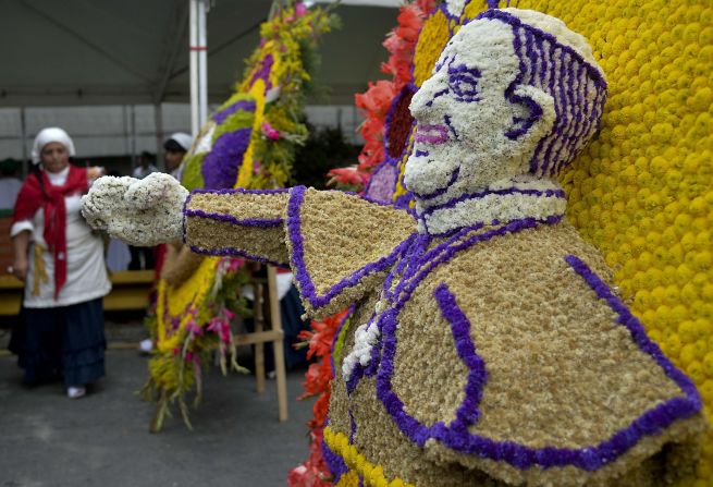 Vista de una imagen del papa Francisco en la Feria de las Flores de Medellín en el año 2015.