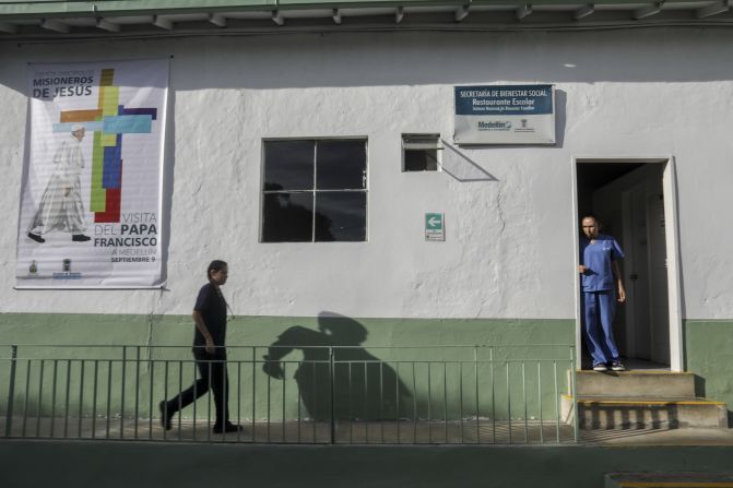 Empleados permanecen al frente del Hogar San José, en Medellín, instalación que será visitada por el papa Francisco.