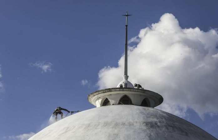 Empleados limpian la cúpula del Seminario Mayor de Medellín, donde el papa Francisco descansará en su visita a la capital del departamento de Antioquia.