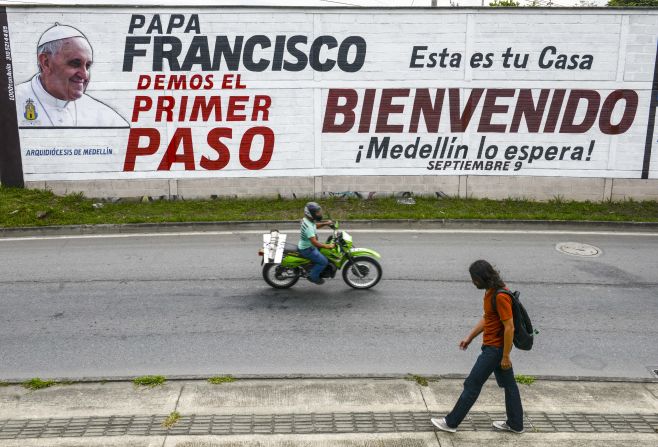 Un cartel en el que se le da la bienvenida al papa Francisco engalana una calle de Medellín. El pontífice estará el próximo 9 de septiembre en esta ciudad de Colombia en el marco de su visita al país suramericano.