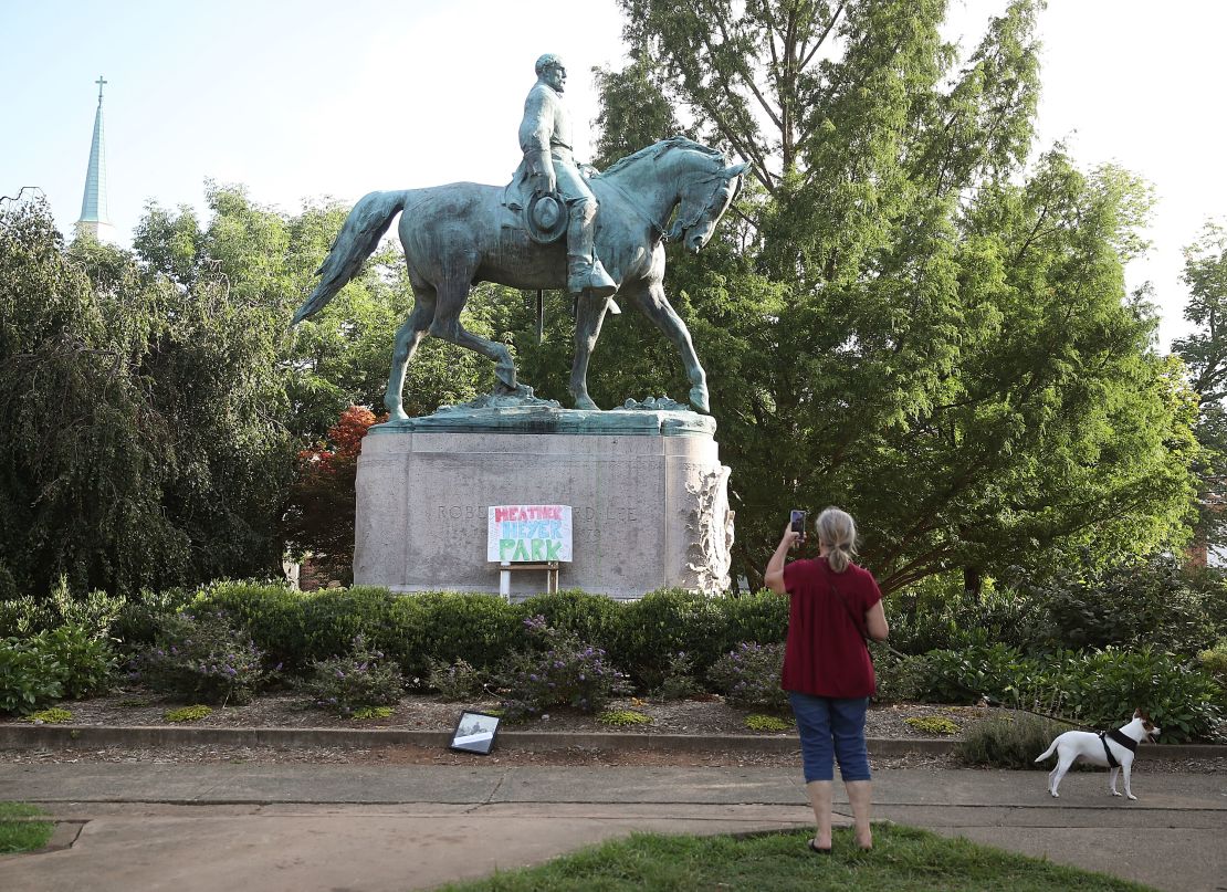 Un letrero en el que se lee "Heather Heyer Park" se ve en la base de la estatua al general confederado Robert E. Lee en parque Emancipation de Charlottesville (Virginia). Heather Heyer murió durante las marchas del pasado fin de semana por parte de supremacistas blancos.