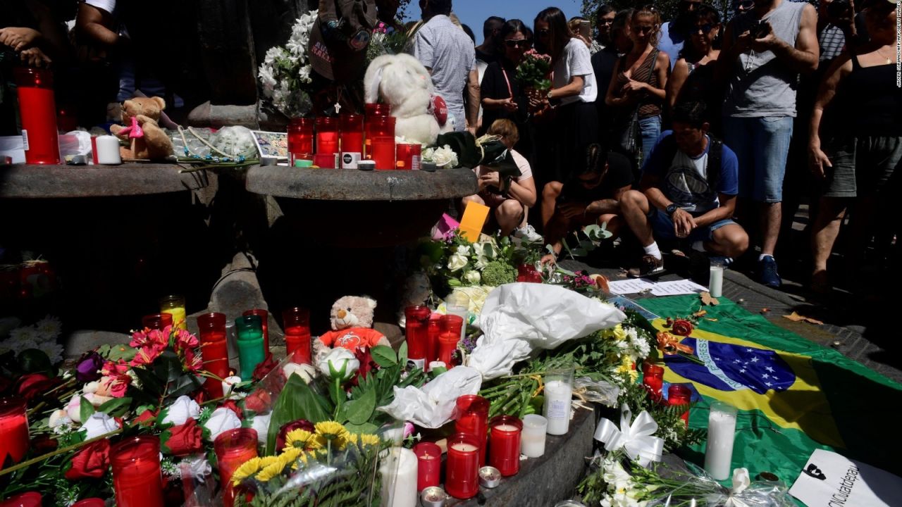 En el lugar de los ataques las personas dejaron mensajes, flores, juguetes y más.