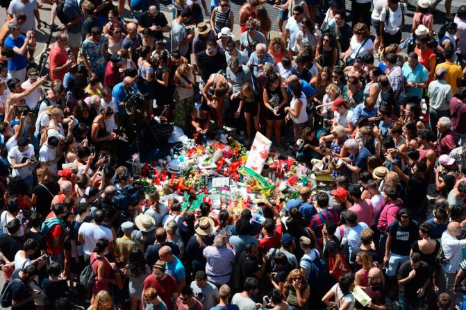 Cientos de personas se reúnen para rendir homenaje a las víctimas en Las Ramblas.