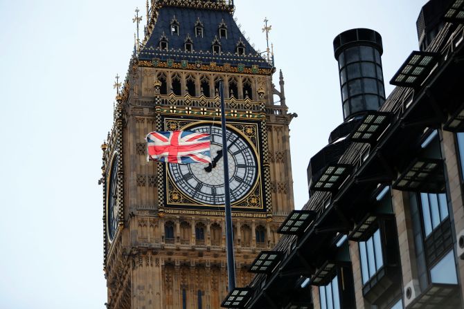 Las banderas de la torre del Big Ben se izaron a media asta en honor a las víctimas de Barcelona.