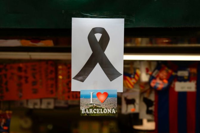 Un letrero con una cinta negra cuelga de la ventana de uno de los locales en Las Ramblas.