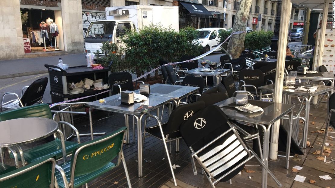 Las mesas y sillas en los cafés de Las Ramblas dan pistas sobre el caos que estalló aquí, provocando que los turistas que disfrutaban de un trago en la noche salieran a dispersarse en medio del pánico.