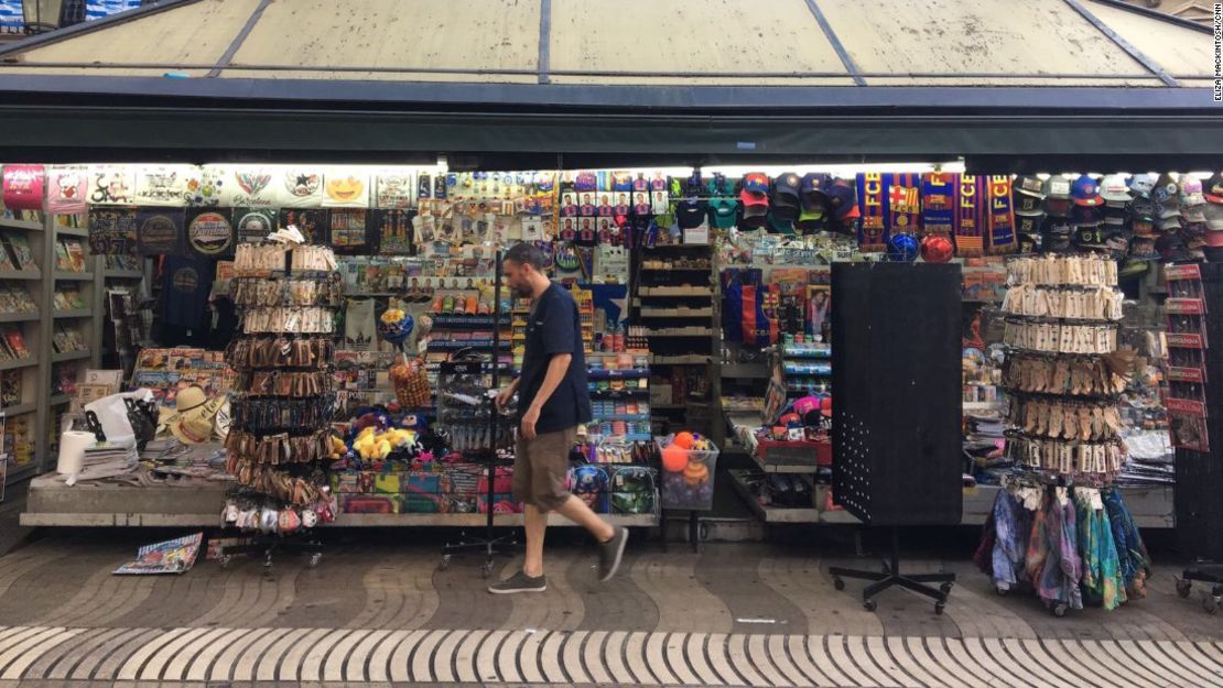 Ángel Toscano trabaja en un quiosco en el mercado de Las Ramblas, pero no estaba allí cuando el atacante perpetró su acto terrorista este jueves.