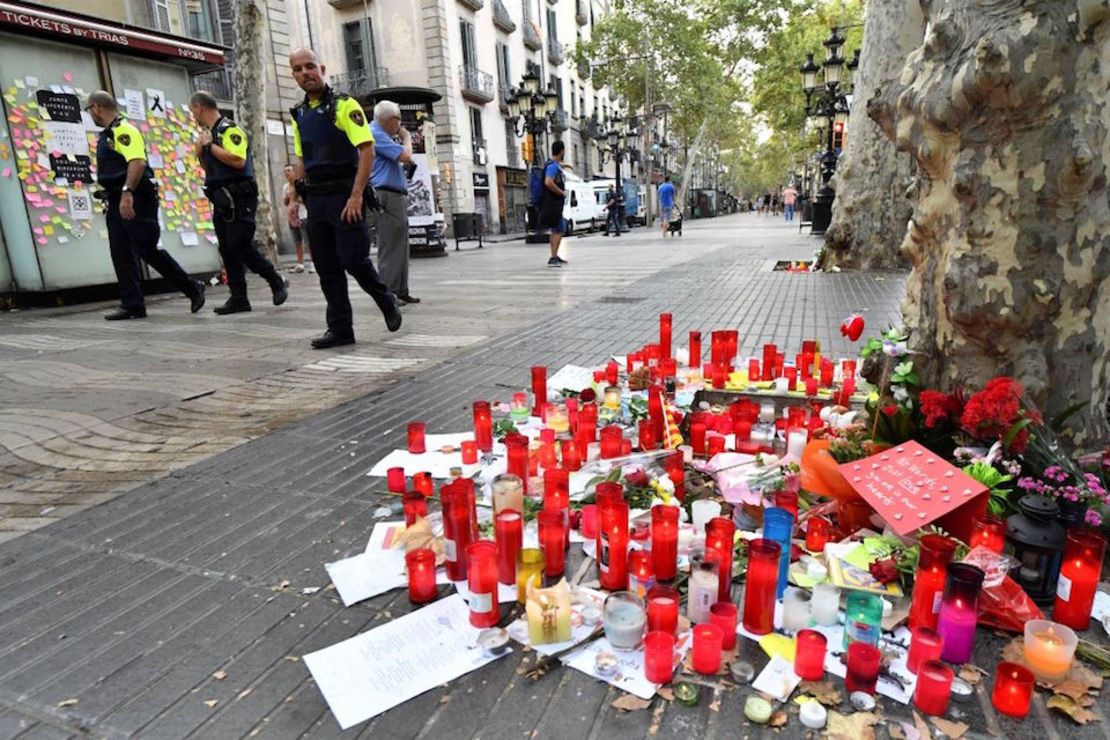 Tributo a las víctimas en Barcelona en medio de la vigilancia de la policía.