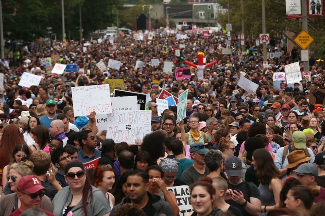 Miles marchan en Boston contra una manifestación organizada supuestamente "por la libertad de expresión".