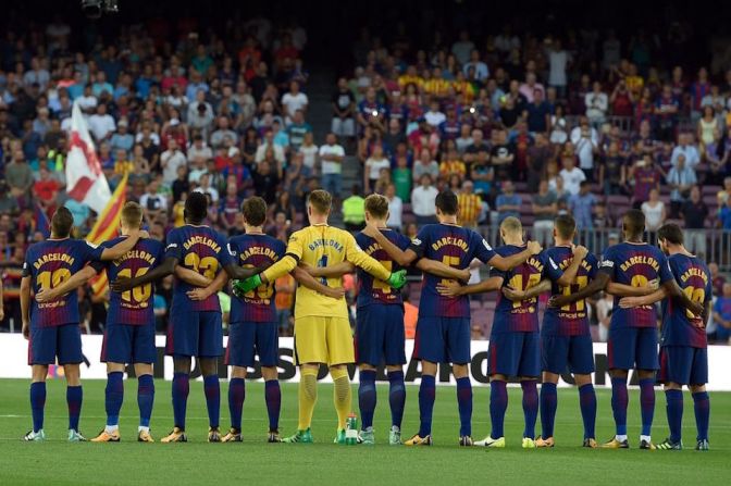 En el primer gran evento masivo en Barcelona tras los atentados de esta semana, el estadio del FC Barcelona se unió en un homenaje a los 14 muertos y 120 heridos que dejaron los ataques.