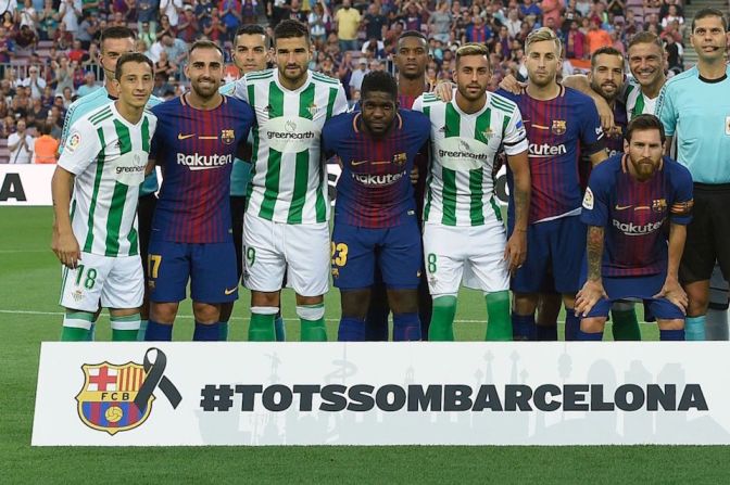 Los jugadores del Barcelona y de su rival, el Betis, se unieron en un abrazo de unidad para tomarse la foto oficial del partido con el mensaje "Todos somos Barcelona".