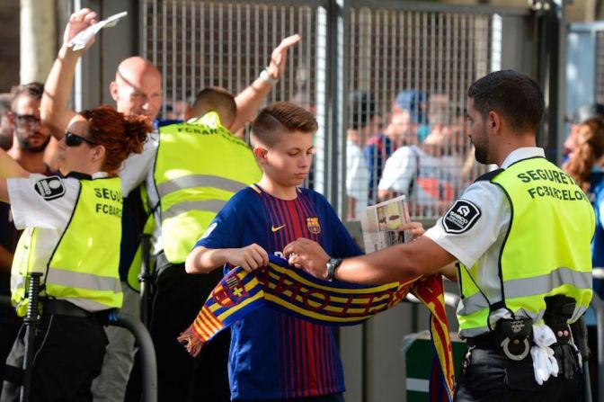 Las medidas de seguridad se intensificaron en el estadio después de los atentados de esta semana en Barcelona y Cambrils.