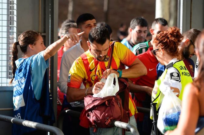 Las medidas de seguridad se intensificaron en el estadio después de los atentados de esta semana en Barcelona y Cambrils.