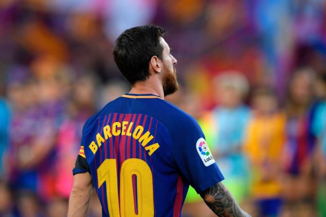 Los jugadores del Barcelona usaron camisetas en las que en lugar de su nombre aparecía el de la ciudad.