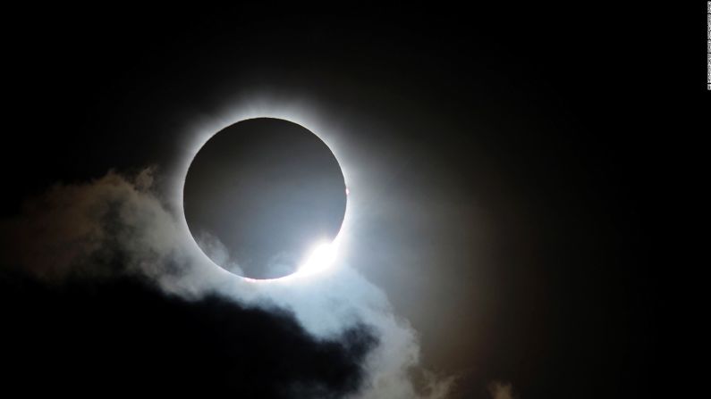 Más del 50% de la población en EE.UU. hizo planes para ver el eclipse. La NASA dice que tanta gente salió a ver el eclipse que fue como Woodstock.
