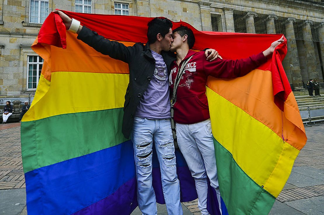 Foto de archivo: una pareja gay se besa durante una protesta por la comunidad LGBT en Bogotá pidiendo derechos igualitarios en la Plaza de Bolívar de Bogotá.