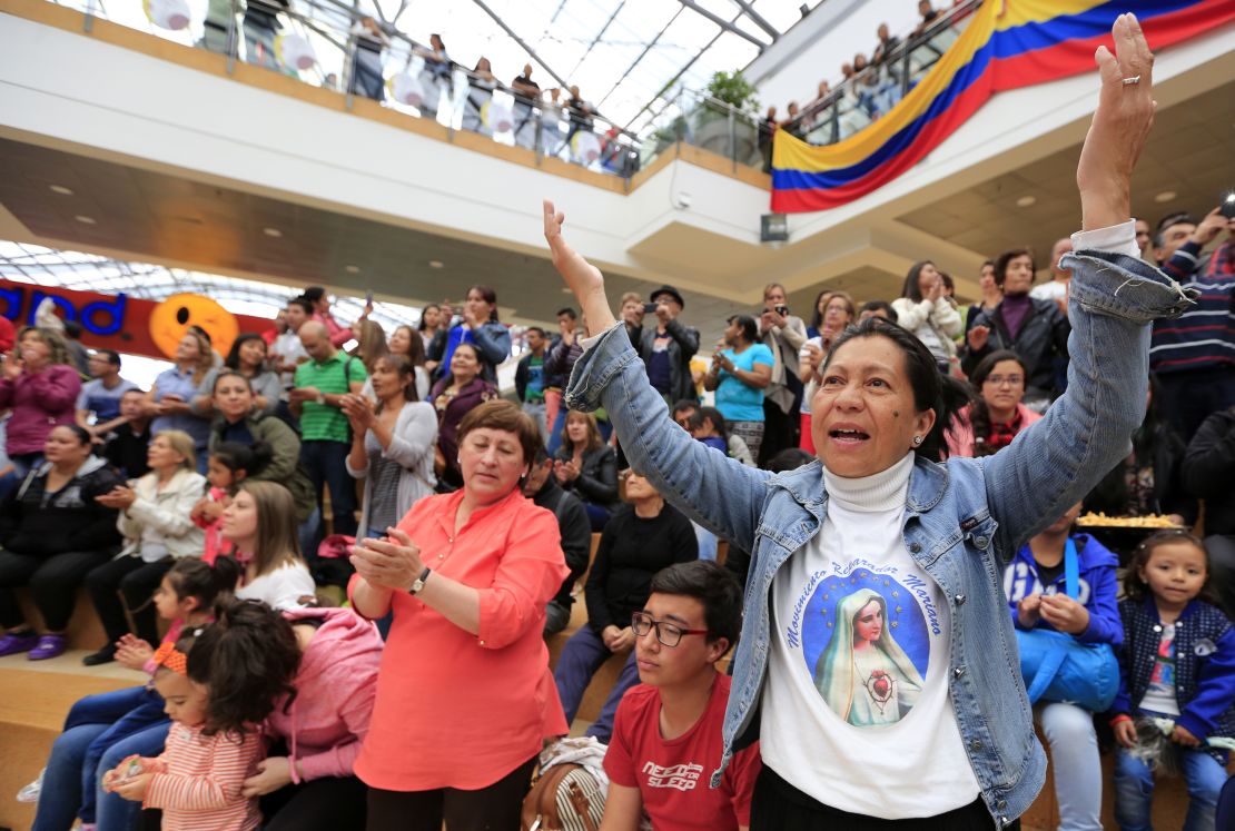 Fieles católicos participan en una Confesatón en un centro comercial en Bogotá.