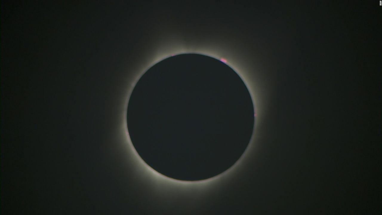 El eclipse solar total de este 21 de agosto es el primero de su tipo en casi 100 años. Mira en esta galería las mejores imágenes del fenómeno y de las preparaciones de las personas en EE.UU. para verlo.