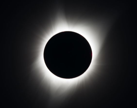 En el eclipse total de sol la luna bloquea al astro rey y por lo que la NASA llama una "coincidencia celestial" se ven del mismo tamaño.