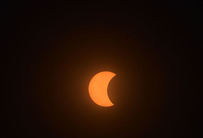 En Oregon, el primer lugar donde se vio el eclipse en EE.UU., la gente gritó de emoción cuando cayó la oscuridad.