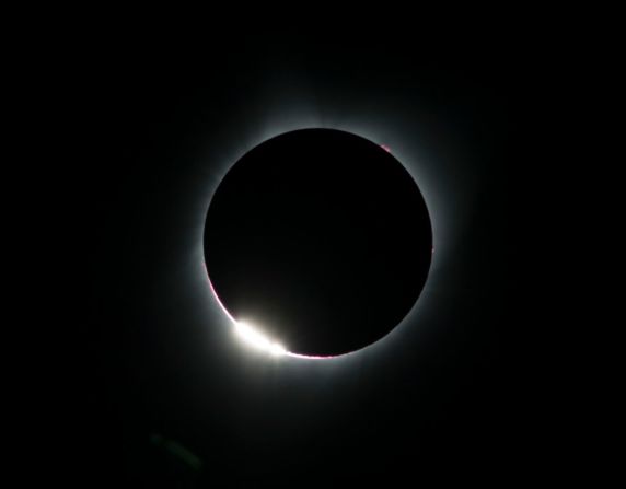 Este efecto que ocurre durante el eclipse se llama "anillo de diamante".