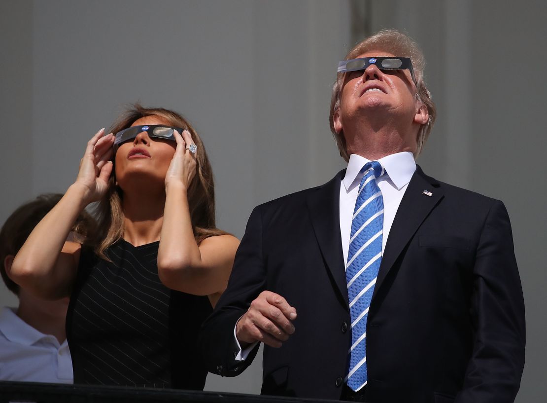 Ni el presidente de Estados Unidos, Donald Trump, y la primera dama, Melania Trump, quisieron perderse el eclipse.