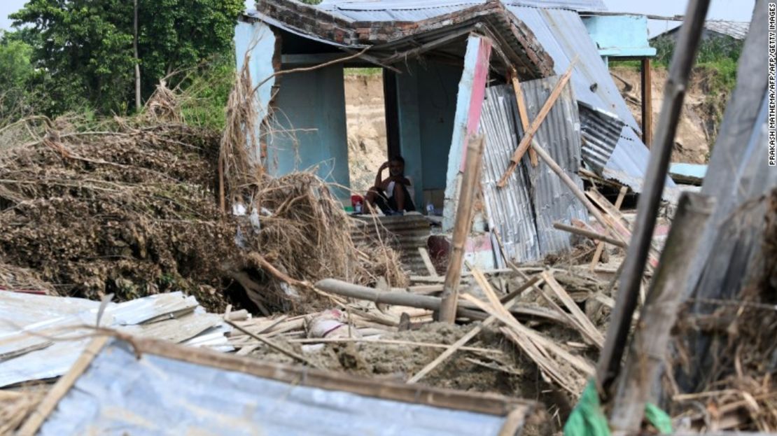 Un hombre descansa en su casa dañada por inundaciones a unos 250 kilómetros de la capital de Nepal, Katmandú, el 16 de agosto.