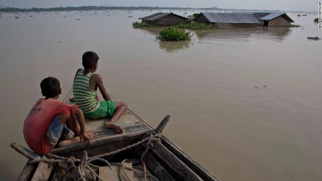 Aldeanos afectados por las inundaciones viajan en canoa por las aguas inundadas en el distrito de Morigaon, en el estado de Assam, en el noreste de la India.