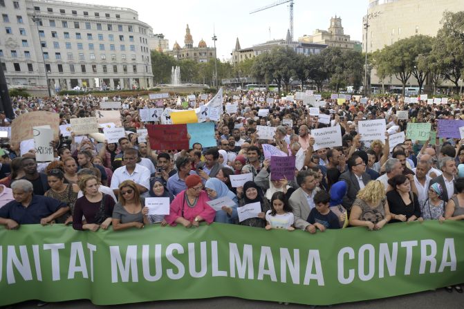 La comunidad musulmana protestó en contra del terrorismo con un lema: "No en nuestro nombre".