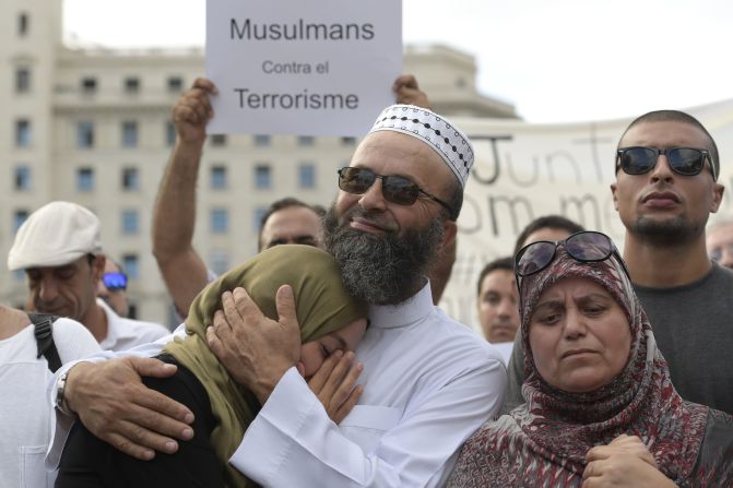 Cientos de miembros de la comunidad musulmana se manifestaron en la Plaza de Catalunya, en Barcelona, para decir que están en contra del terrorismo y condenar los ataques ocurridos en esa ciudad y en Cambrils que dejaron al menos 15 muertos y más de 100 heridos.